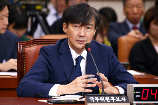 조국 법무부 장관 후보자가 6일 국회 법사위 인사청문회에서 질의에 답변하고 있다. 연합뉴스